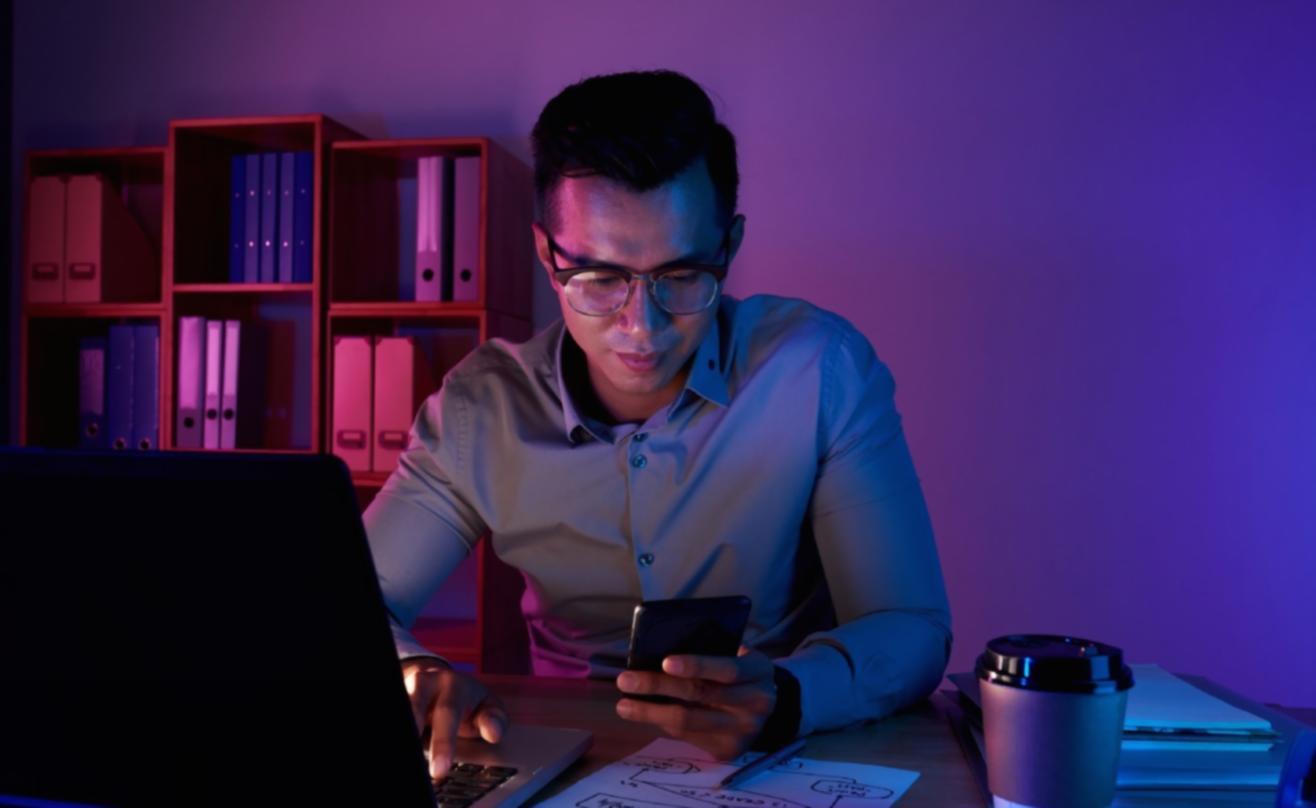 Espacio de trabajo con diferentes dispositivos mostrando compatibilidad multiplataforma de la plataforma financiera