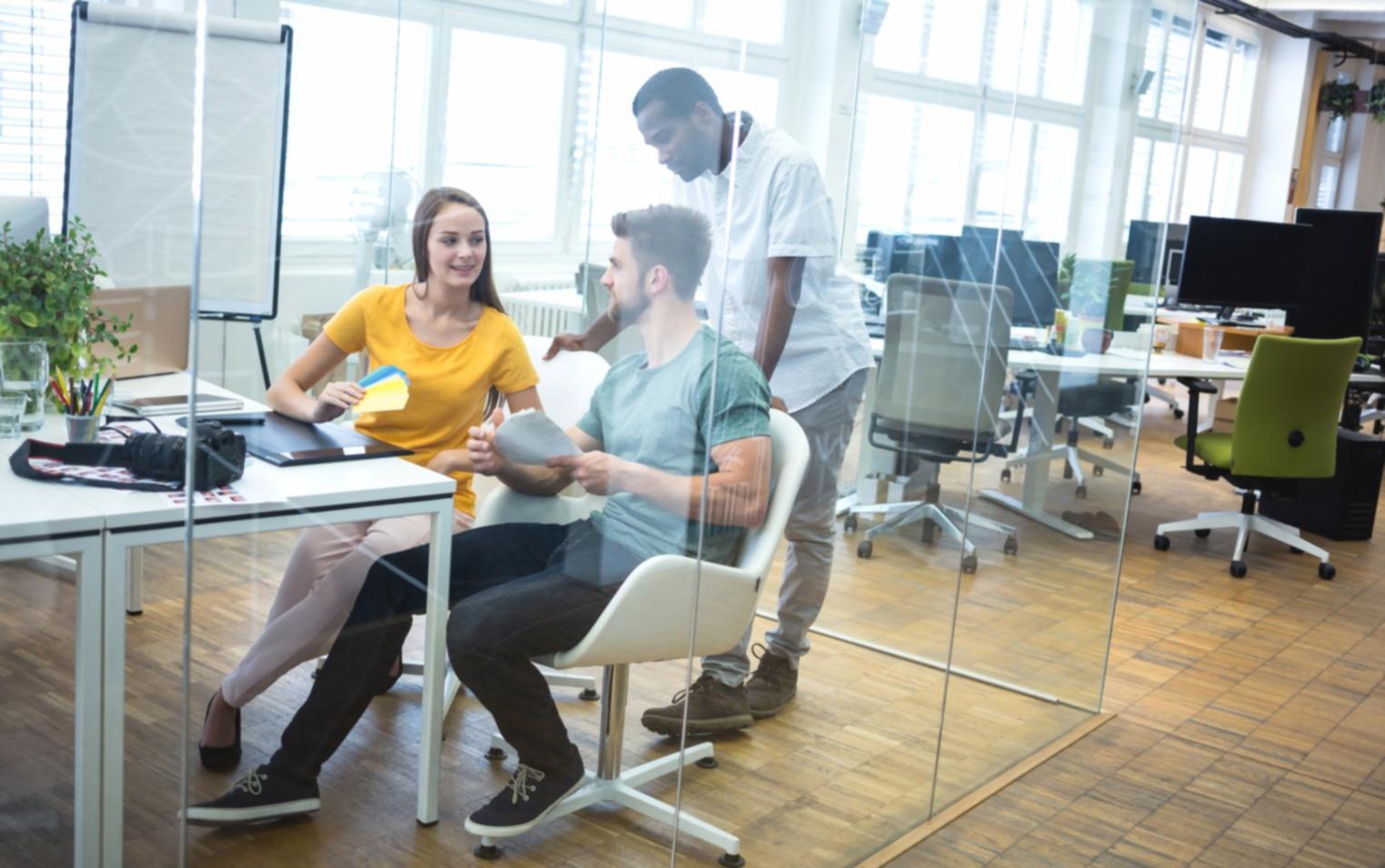 Estudiante repasando documentos financieros con anotaciones de términos aprendidos