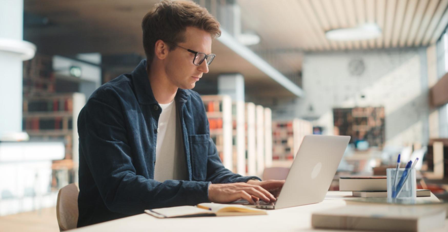 Espacio de trabajo profesional donde se analizan documentos financieros y se organizan estrategias contables