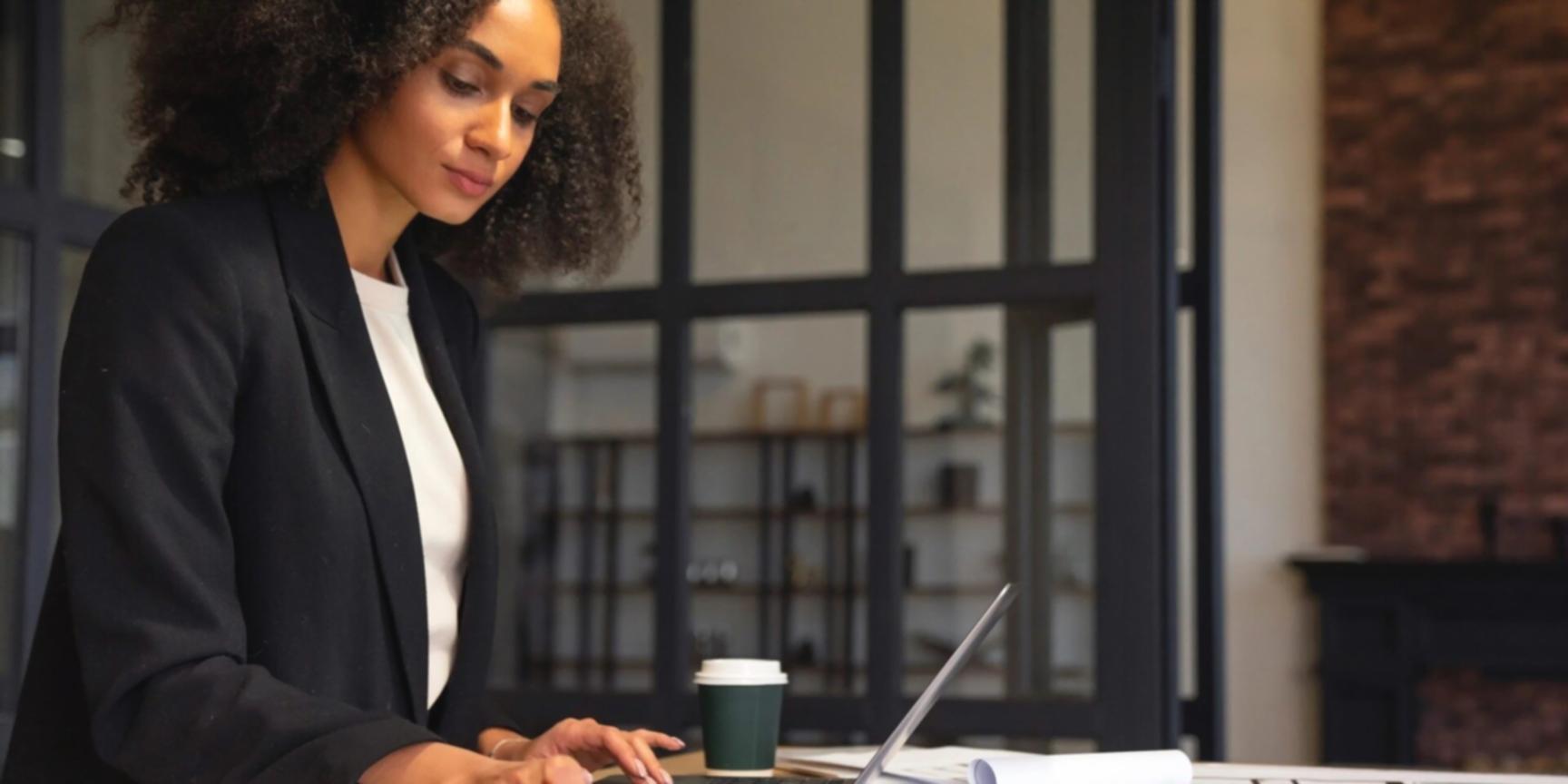 Equipo de formadores especializados en terminología financiera trabajando en desarrollo de contenidos